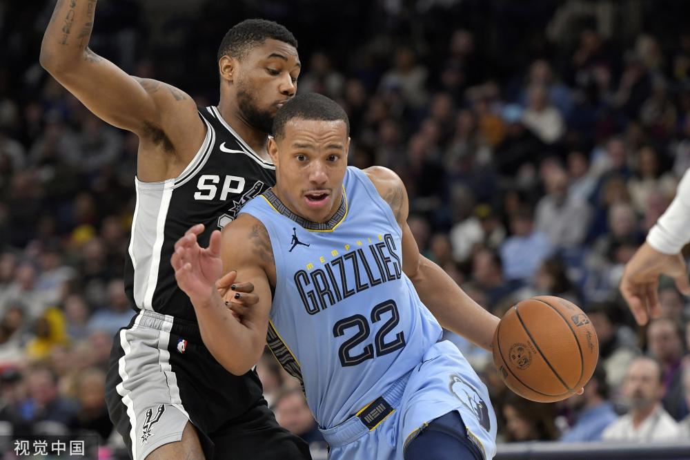 秀的年轻门 秀的年轻门